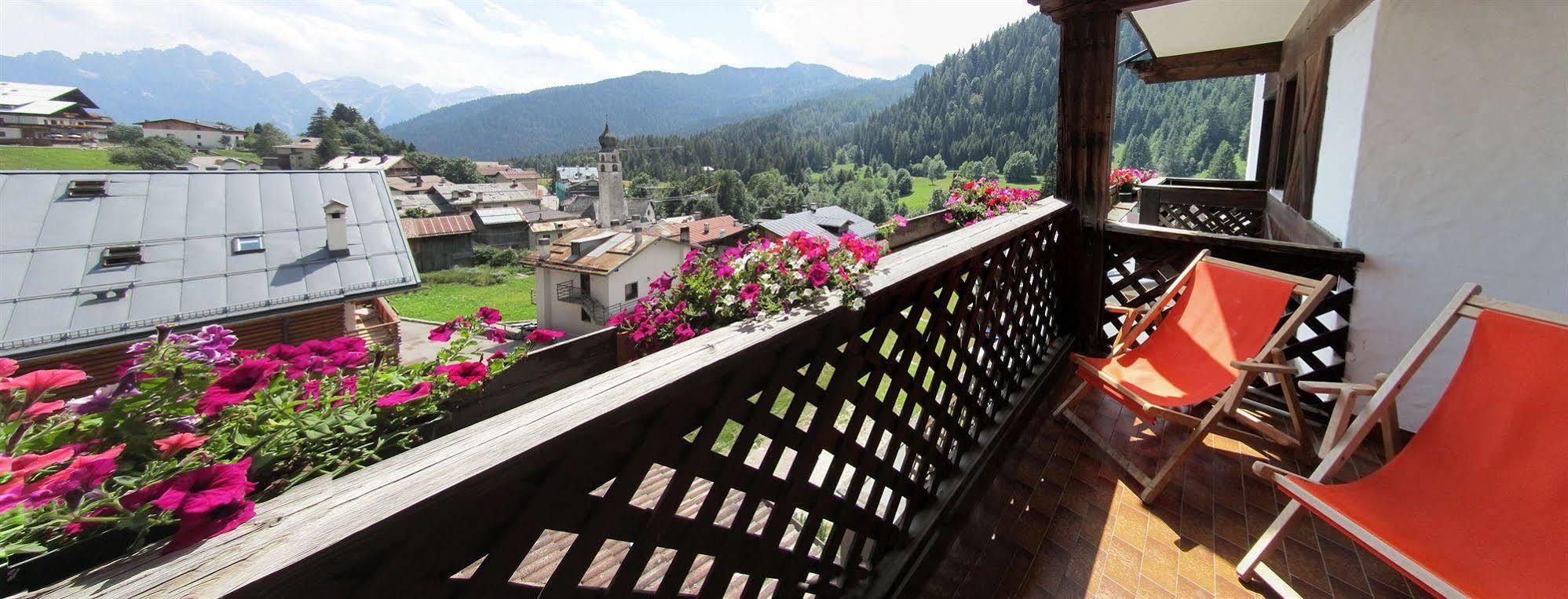 Hotel Corona Val di Zoldo Exteriör bild