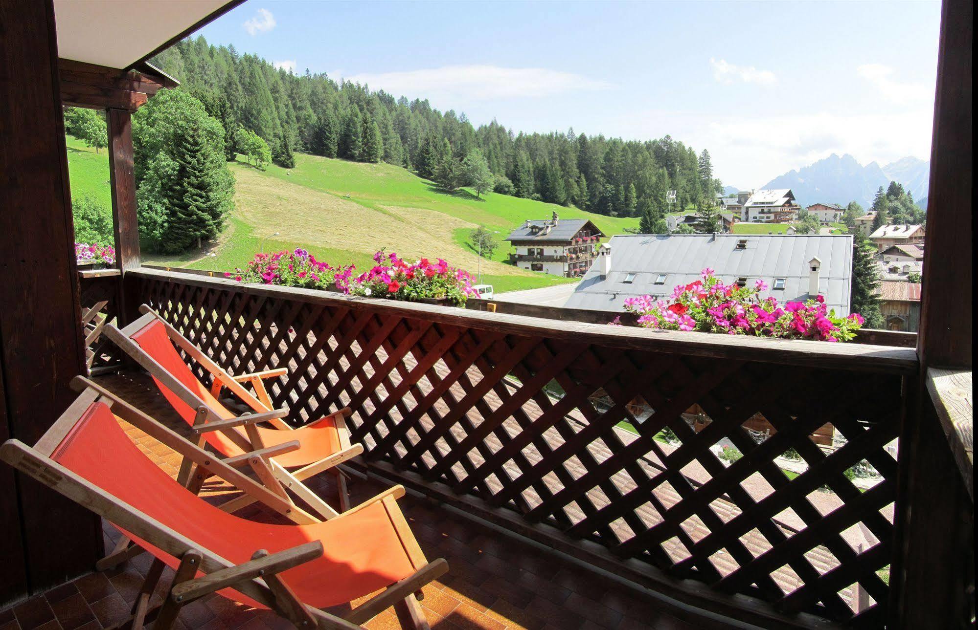 Hotel Corona Val di Zoldo Exteriör bild